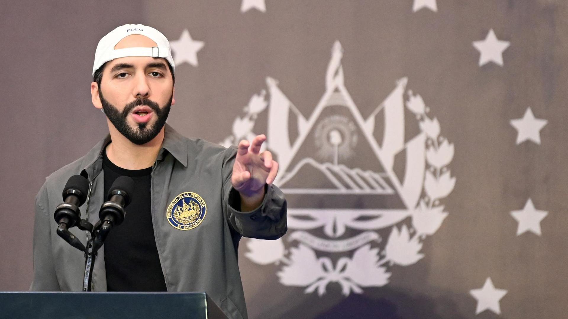 El Salvadors Präsident Nayib Bukele bei einer Pressekonferenz - mit umgedrehter Basecap auf dem Kopf. El Salvadors Präsident Nayib Bukele bei einer Pressekonferenz - mit umgedrehter Basecap auf dem Kopf.