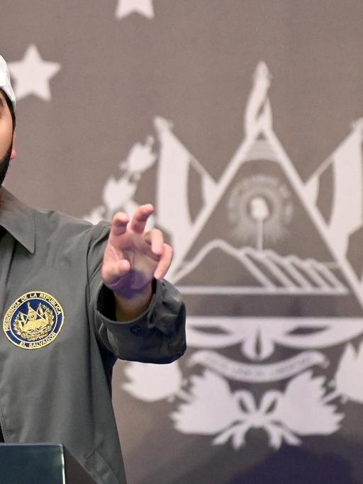 El Salvadors Präsident Nayib Bukele bei einer Pressekonferenz - mit umgedrehter Basecap auf dem Kopf.