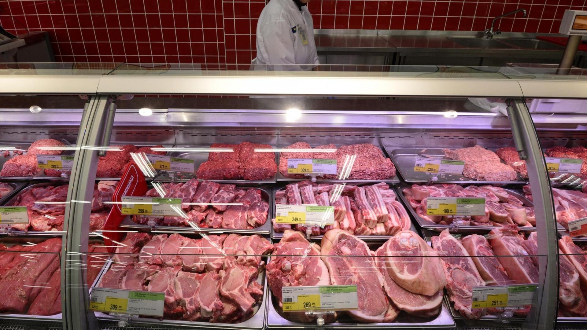 Fleisch liegt in einer Supermarkttheke.