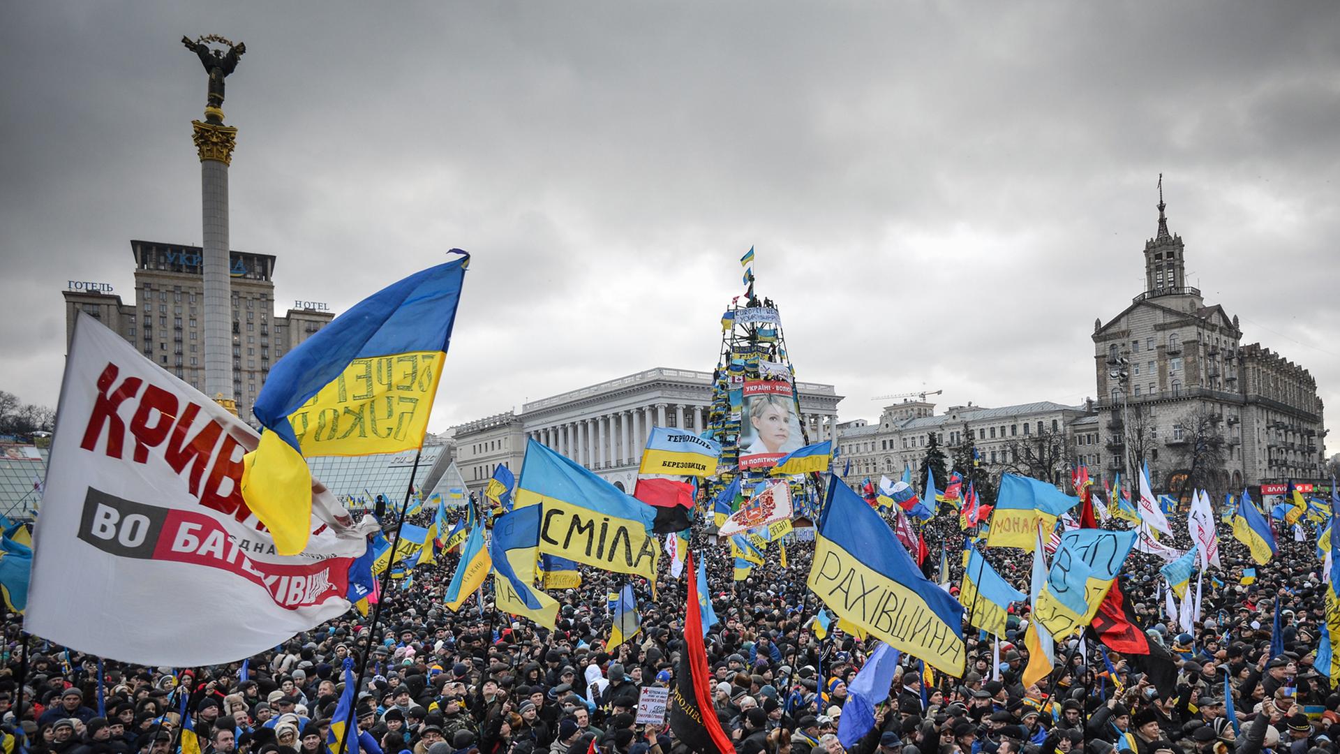 Demonstranten in Kiew, die die EU-Integration ihres Landes fordern. Demonstranten in Kiew, die die EU-Integration ihres Landes fordern.