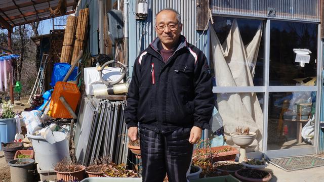 Ein Landwirt steht vor seiner Behelfsunterkunft in Fukushima.