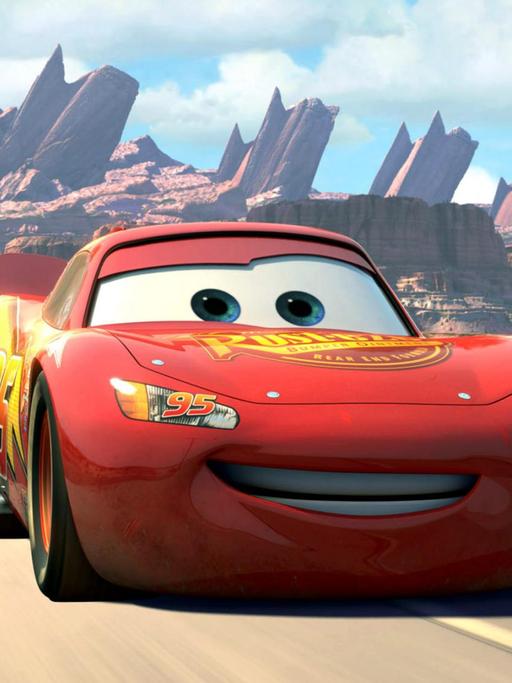 Das sprechende Rennauto Lightning McQueen in der Zeichentrickkomödie "Cars" (Filmszene). Der Familienfilm über das sprechende Rennauto von Disney-Pixar behauptet sich an der Spitze der US-Kinocharts. Nach vorläufigen Studioangaben vom 19.06.2006 fuhr er umgerechnet 24,6 Millionen Euro ein