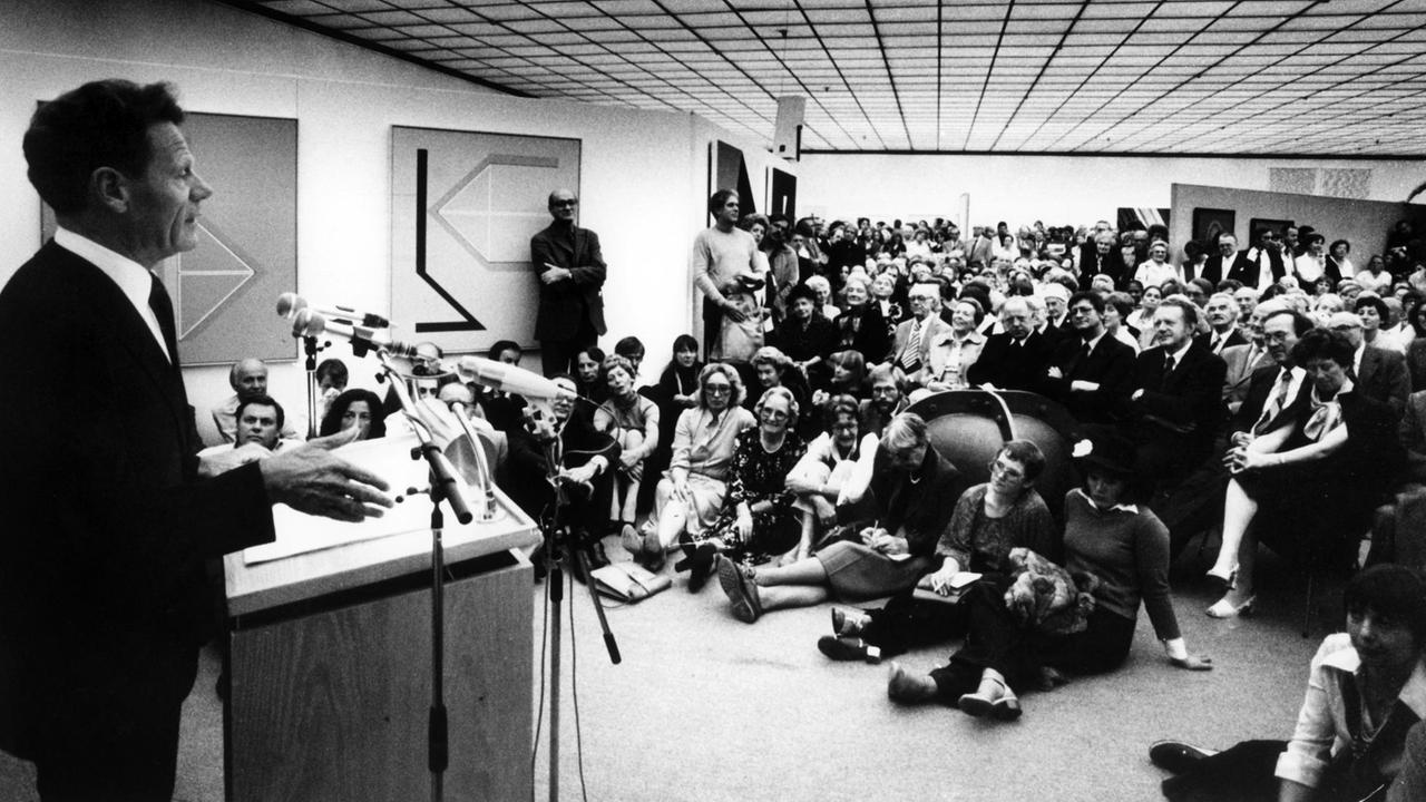 Der Theologe, Priester und katholische Religionswissenschaftler Hans Küng (l) hält am 30.09.1979 eine Rede zur Eröffnung der 27. Jahresausstellung des Deutschen Künstlerbundes in Stuttgart. Im Dezember 1979 wurde dem als "Kirchenrebell" geltenden Küng aufgrund seiner Kritik an der Kirche die kirchliche Lehrbefugnis entzogen. Der Theologe, Priester und katholische Religionswissenschaftler Hans Küng (l) hält am 30.09.1979 eine Rede zur Eröffnung der 27. Jahresausstellung des Deutschen Künstlerbundes in Stuttgart. Im Dezember 1979 wurde dem als "Kirchenrebell" geltenden Küng aufgrund seiner Kritik an der Kirche die kirchliche Lehrbefugnis entzogen.