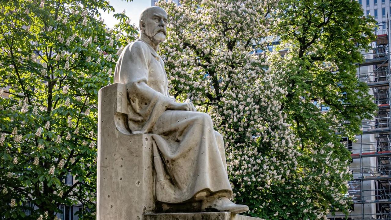 Denkmal von Robert Koch in Berlin Mitte vor dem Universitätsklinikum Charité Denkmal von Robert Koch in Berlin Mitte vor dem Universitätsklinikum Charité
