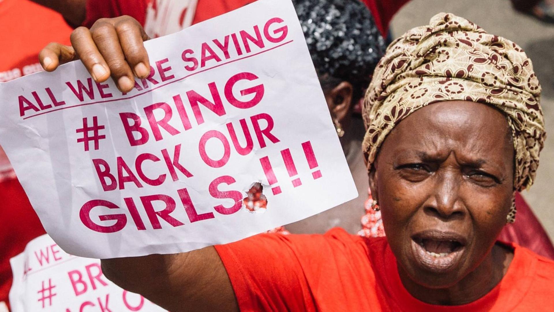 Ein Frau protestiert für die Befreiung der von Boko Haram entführten Mädchen. Ein Frau protestiert für die Befreiung der von Boko Haram entführten Mädchen.