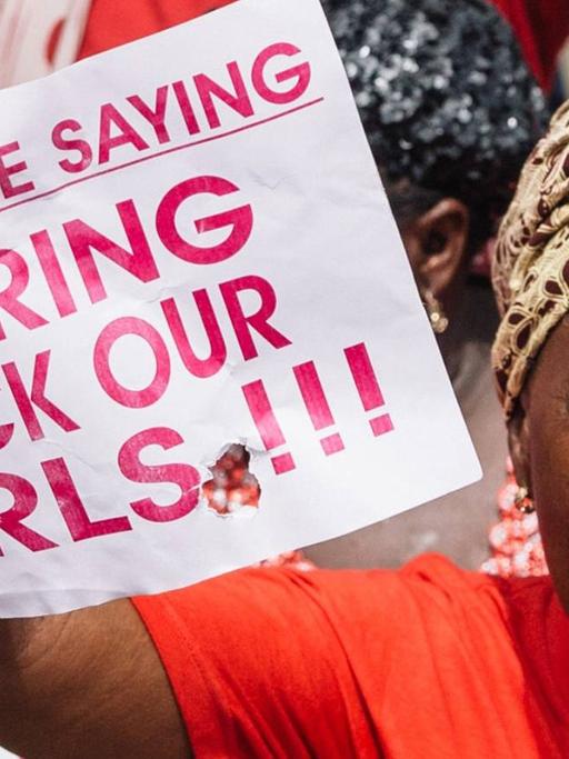 Ein Frau protestiert für die Befreiung der von Boko Haram entführten Mädchen.