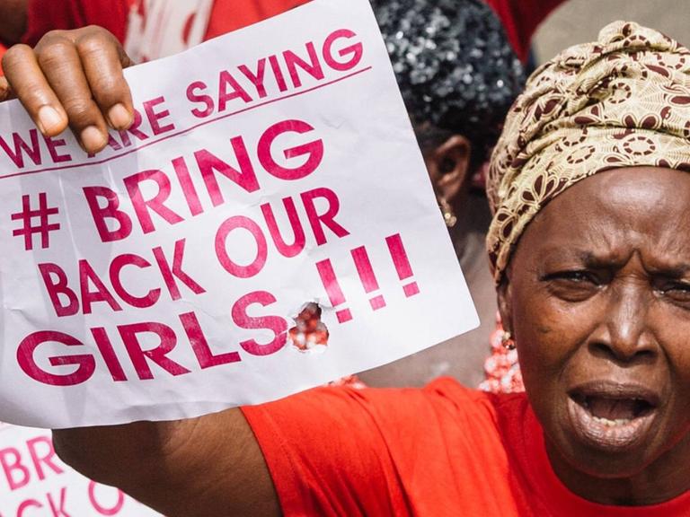 Ein Frau protestiert für die Befreiung der von Boko Haram entführten Mädchen.