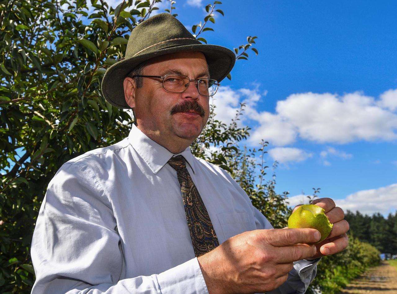 Hilmar Schwärzel von der Obstbauversuchsstation in Müncheberg. Allein mehr als 1000 Apfelsorten wachsen im vier Hektar großen Landessortengarten. Hilmar Schwärzel von der Obstbauversuchsstation in Müncheberg. Allein mehr als 1000 Apfelsorten wachsen im vier Hektar großen Landessortengarten.