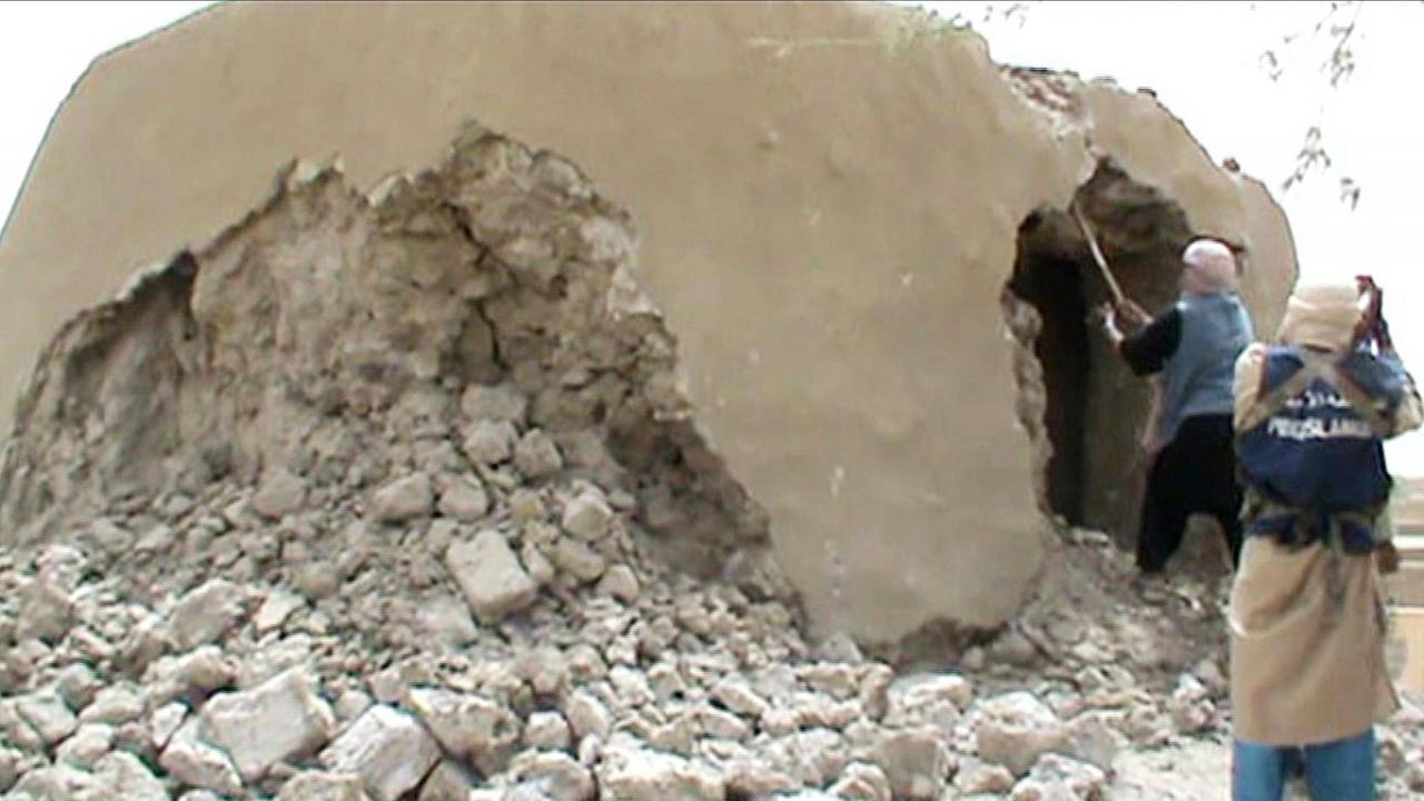 Bilder aus einem Video, das die Zerstörung von Mausoleen 2012 in Timbuktu zeigt. Bilder aus einem Video, das die Zerstörung von Mausoleen 2012 in Timbuktu zeigt.