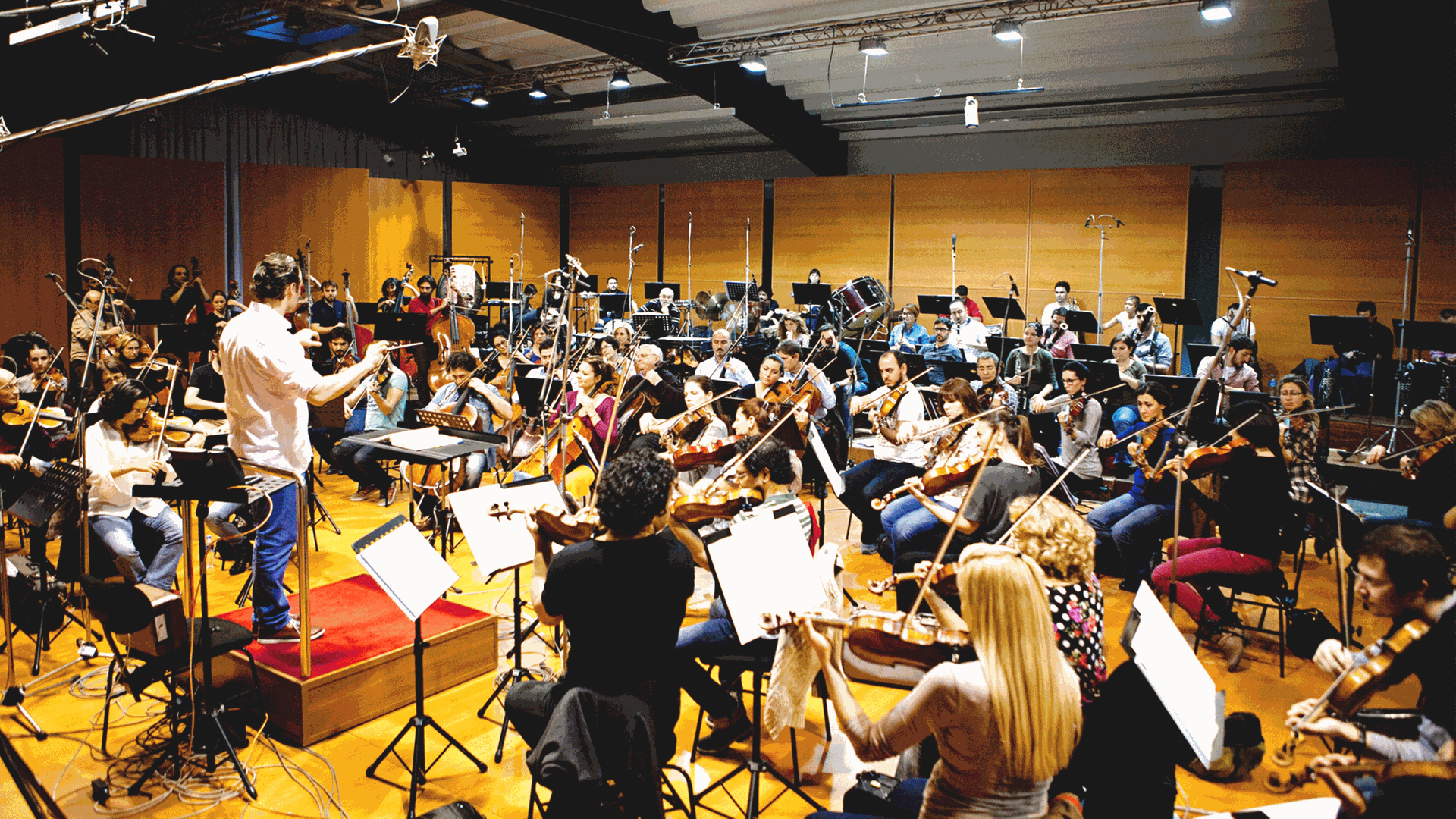 Das Borusan Istanbul Philharmonic Orchestra und Sascha Goetzel bei CD-Aufnahmen im Kulturzentrum Borusan Das Borusan Istanbul Philharmonic Orchestra und Sascha Goetzel bei CD-Aufnahmen im Kulturzentrum Borusan