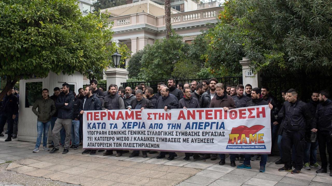Mitglieder der kommunistischen Gewerkschaft PAME halten bei einer Demonstration am 10.01.2018 in Athen (Griechenland) ein Banner mit der Aufschrift: «Wir gehen in die Offensive. Hände weg vom Streik» während Polizisten daneben stehen. Demonstriert wird gegen geplante Änderungen des Streikrechts. Mitglieder der kommunistischen Gewerkschaft PAME halten bei einer Demonstration am 10.01.2018 in Athen (Griechenland) ein Banner mit der Aufschrift: «Wir gehen in die Offensive. Hände weg vom Streik» während Polizisten daneben stehen. Demonstriert wird gegen geplante Änderungen des Streikrechts.
