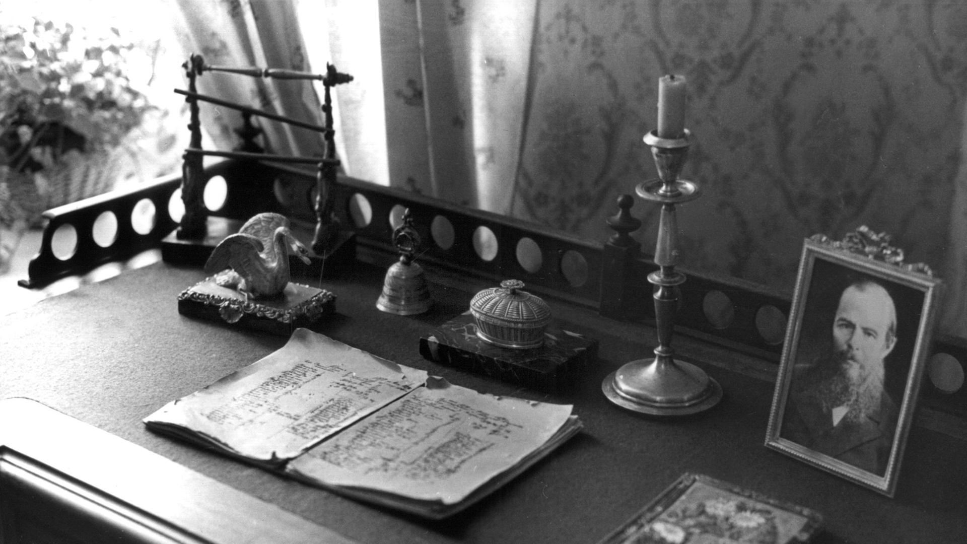 Der Schreibtisch des russischen Dichters Fjodor Michailowitsch Dostojewski im Museum in der Kusnetschni Straße in Sankt Petersburg. (Aufnahme vom Januar 1992). Dostojewski wurde am 11. November 1821 in Moskau geboren und starb am 9. Februar 1881 in St. Petersburg. Zu seinen bekanntesten Werken gehören "Die Brüder Karamasow", "Schuld und Sühne" und "Der Idiot". Der Schreibtisch des russischen Dichters Fjodor Michailowitsch Dostojewski im Museum in der Kusnetschni Straße in Sankt Petersburg. (Aufnahme vom Januar 1992). Dostojewski wurde am 11. November 1821 in Moskau geboren und starb am 9. Februar 1881 in St. Petersburg. Zu seinen bekanntesten Werken gehören "Die Brüder Karamasow", "Schuld und Sühne" und "Der Idiot".
