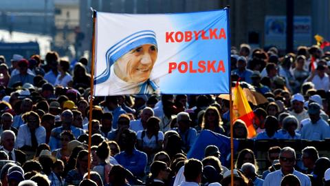 Zehntausende Menschen feiern auf dem Petersplatz in Rom die Heiliggsprechung von Mutter Teresa und halten Bilder von ihr in die Höhe.