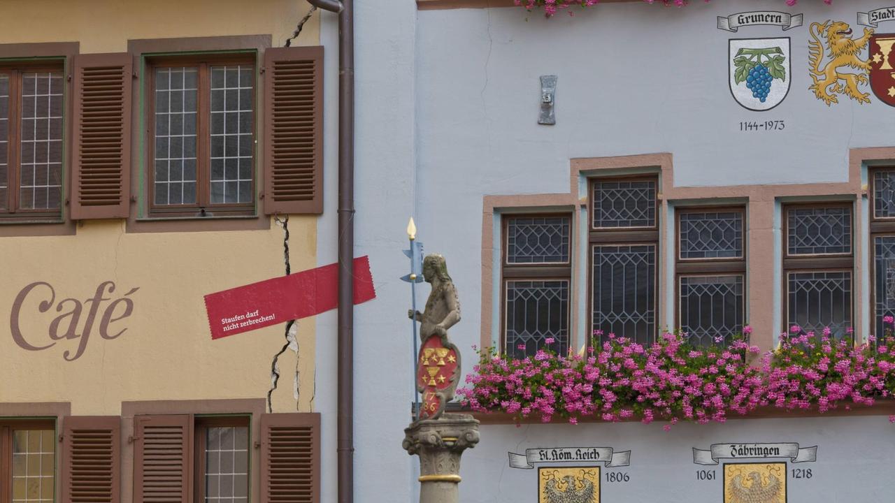 Risse in einem Gebäude in Staufen im Breisgau nach Erdwärme-Bohrungen, Staufen im Breisgau (2012) Risse in einem Gebäude in Staufen im Breisgau nach Erdwärme-Bohrungen, Staufen im Breisgau (2012)