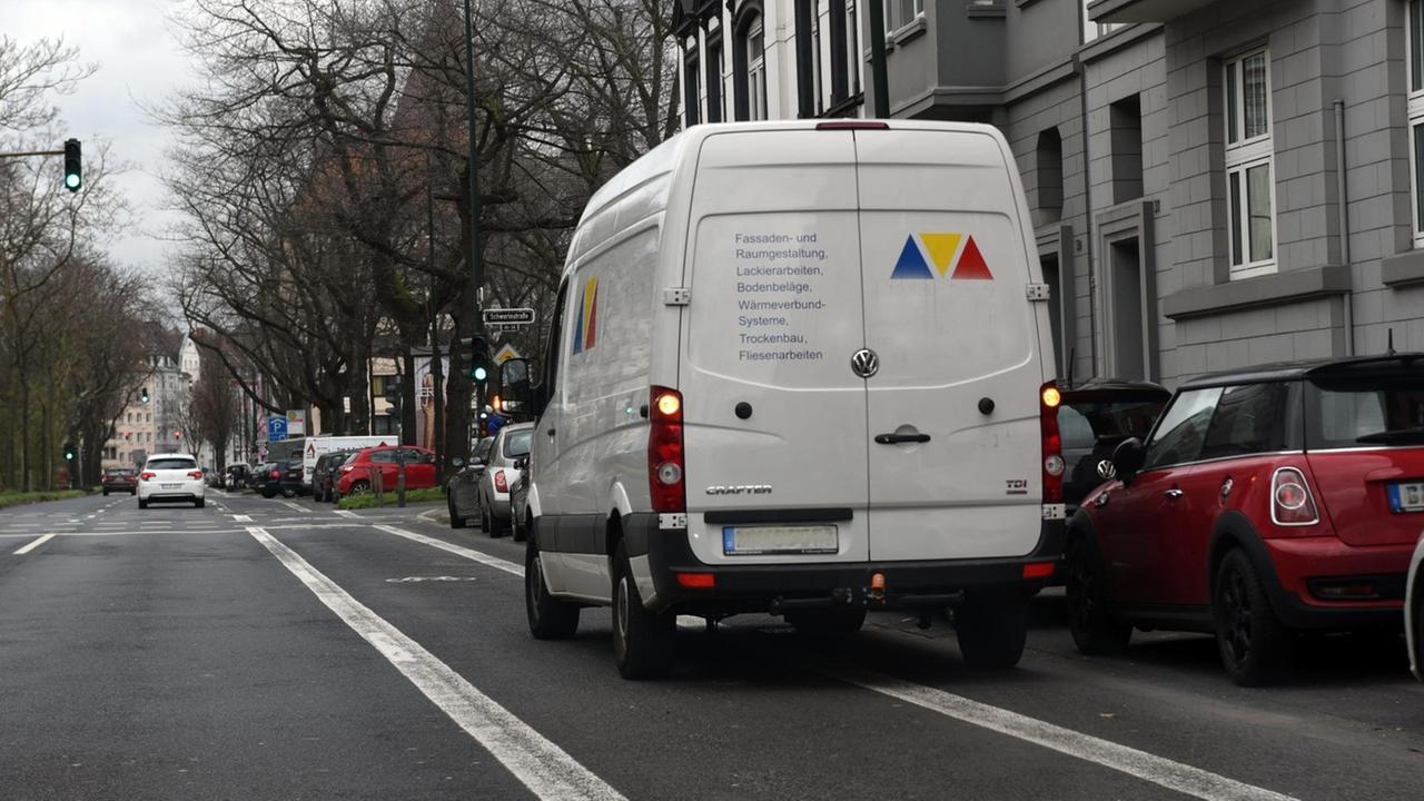 Ein Transporter parkt illegal auf einem Radweg. Ein Transporter parkt illegal auf einem Radweg.