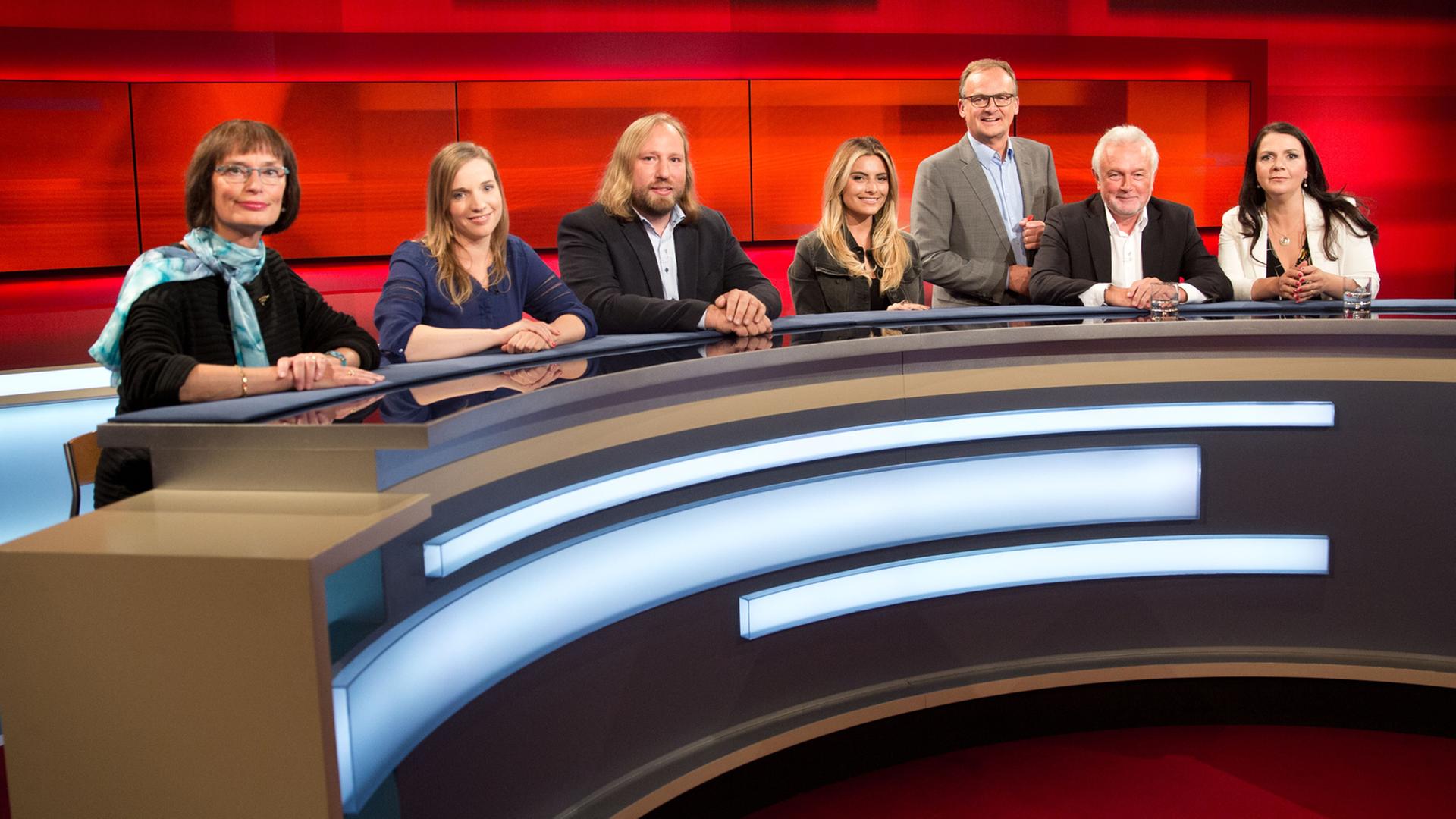 Moderator Frank Plasberg (stehend) mit seinen Gästen zum Thema Gender-Streit: Sybille Mattfeldt-Kloth (stv. Vorsitzende des Niedersächsischen Landesfrauenrats, l-r), Bloggerin Anne Wizorek, Grünen-Fraktionschef Anton Hofreiter, Schauspielerin Sophia Thomalla, FDP-Vizechef Wolfgang Kubicki und Autorin Birgit Kelle Moderator Frank Plasberg (stehend) mit seinen Gästen zum Thema Gender-Streit: Sybille Mattfeldt-Kloth (stv. Vorsitzende des Niedersächsischen Landesfrauenrats, l-r), Bloggerin Anne Wizorek, Grünen-Fraktionschef Anton Hofreiter, Schauspielerin Sophia Thomalla, FDP-Vizechef Wolfgang Kubicki und Autorin Birgit Kelle