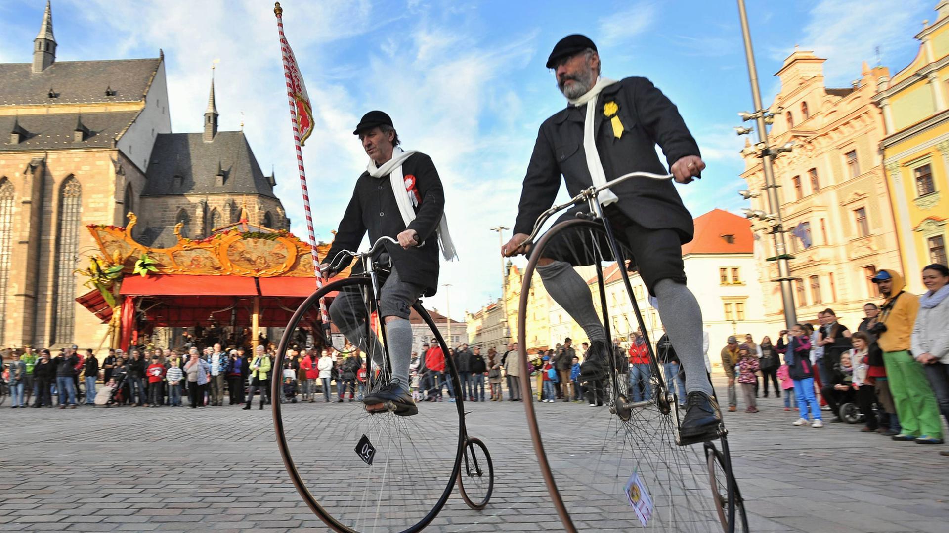 Feier in Pilsen: Mitglieder des tschechischen Fahrradclubs "1880" - dem ältesten Sportverein Europas Feier in Pilsen: Mitglieder des tschechischen Fahrradclubs "1880" - dem ältesten Sportverein Europas