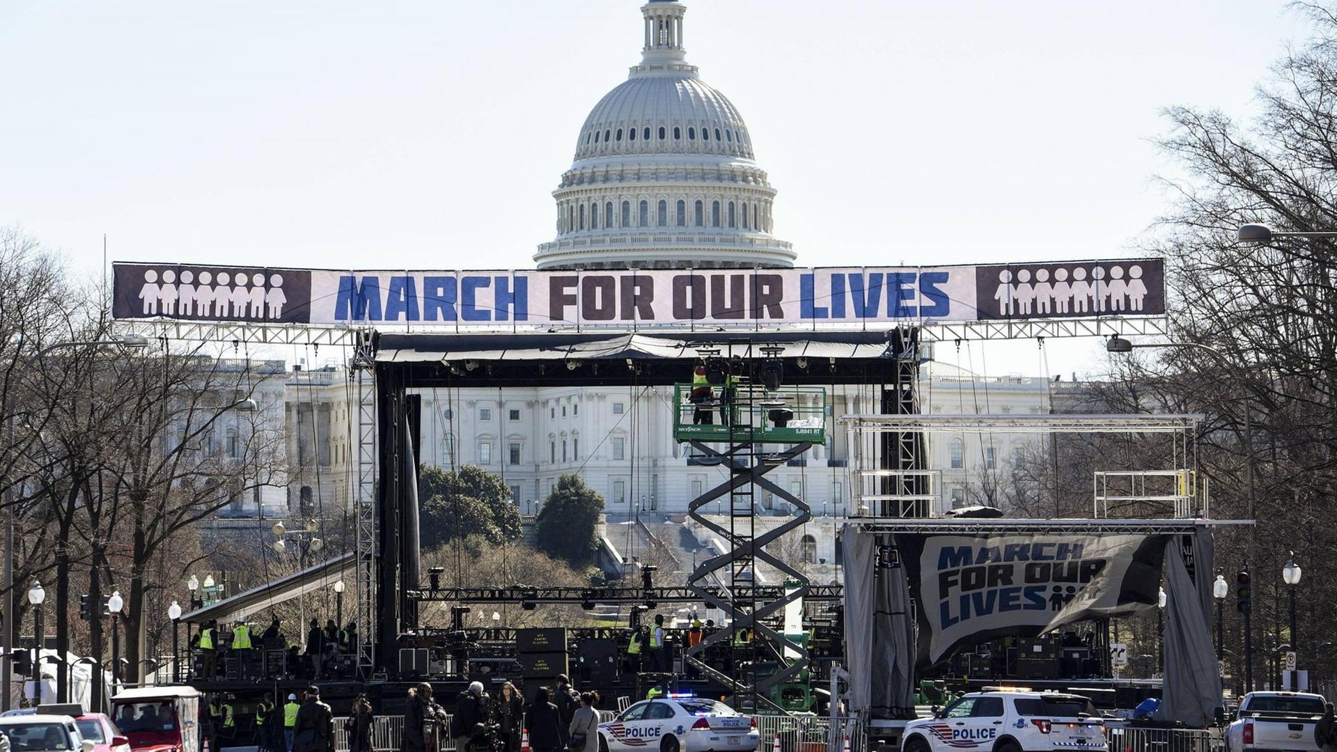 In Washington D.C. wird eine Bühne für die Redner beim "Marsch für unsere Leben" aufgebaut. Die Demonstraten wollen schärfere Waffengesetze in den USA fordern. In Washington D.C. wird eine Bühne für die Redner beim "Marsch für unsere Leben" aufgebaut. Die Demonstraten wollen schärfere Waffengesetze in den USA fordern.