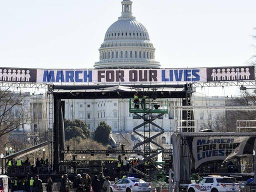 In Washington D.C. wird eine Bühne für die Redner beim "Marsch für unsere Leben" aufgebaut. Die Demonstraten wollen schärfere Waffengesetze in den USA fordern.