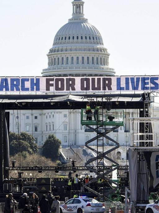 In Washington D.C. wird eine Bühne für die Redner beim "Marsch für unsere Leben" aufgebaut. Die Demonstraten wollen schärfere Waffengesetze in den USA fordern.