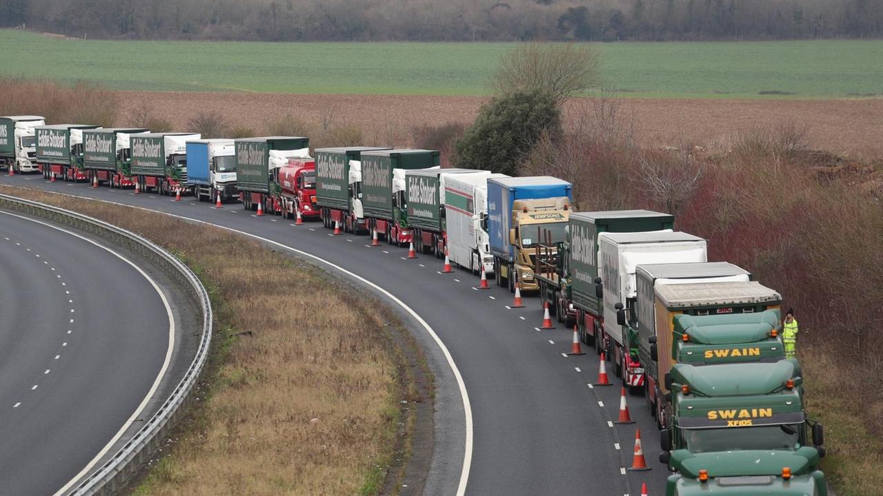 Um sich für den Ernstfall zu rüsten, hat das Verkehrsministerium in London am Montag (07.01.2019) eine großangelegte Übung gestartet. Sie ließ 89 Lastwagen auf dem stillgelegten Flughafen von Manston knapp 32 Kilometer vom Hafen von Dover auffahren. Das Gelände könnte genutzt werden, um im Falle eines ungeordneten EU-Austritts Großbritanniens Staus nahe Dover zu verhindern, teilte das Verkehrsministerium in London mit. Um sich für den Ernstfall zu rüsten, hat das Verkehrsministerium in London am Montag (07.01.2019) eine großangelegte Übung gestartet. Sie ließ 89 Lastwagen auf dem stillgelegten Flughafen von Manston knapp 32 Kilometer vom Hafen von Dover auffahren. Das Gelände könnte genutzt werden, um im Falle eines ungeordneten EU-Austritts Großbritanniens Staus nahe Dover zu verhindern, teilte das Verkehrsministerium in London mit.