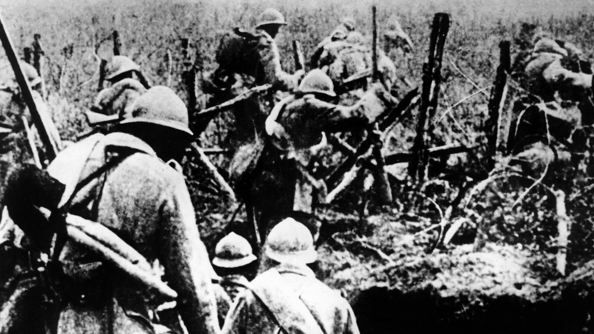Französische Infanterie auf dem Schlachtfeld von Verdun im 1. Weltkrieg (1914-1918). Französische Infanterie auf dem Schlachtfeld von Verdun im 1. Weltkrieg (1914-1918).