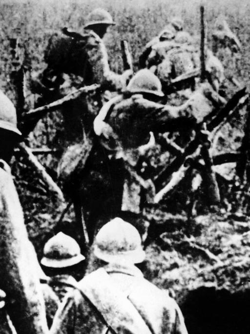 Französische Infanterie auf dem Schlachtfeld von Verdun im 1. Weltkrieg (1914-1918).
