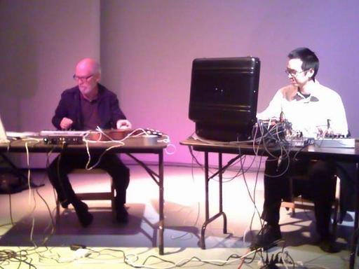 John Bischoff und James Fei geben ein Konzert. Die beiden Künstler sind für ihre Computermusik bekannt.