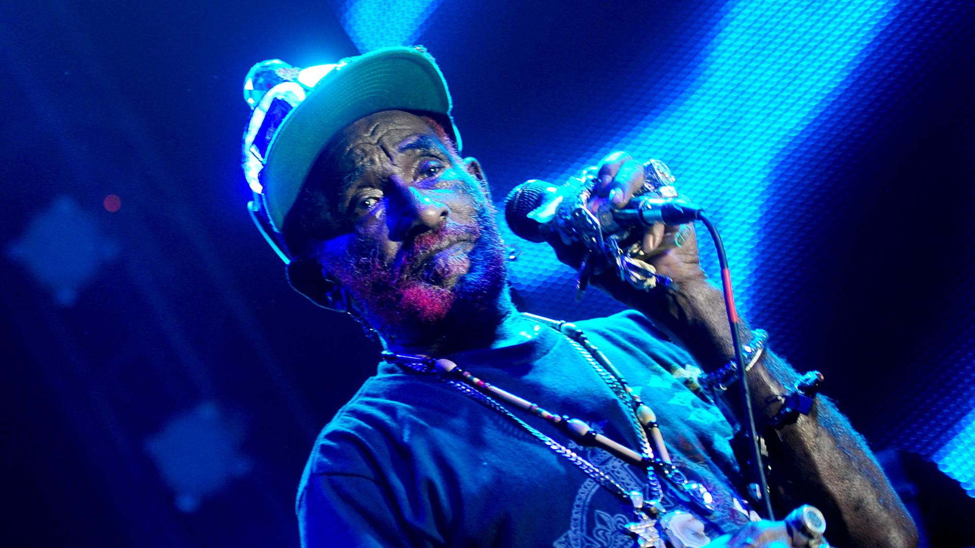 Der jamaikanische Reggae-Musiker und -produzent Lee "Scratch" Perry bei einem Konzert in Moskau am 12. Juni 2013 Der jamaikanische Reggae-Musiker und -produzent Lee "Scratch" Perry bei einem Konzert in Moskau am 12. Juni 2013