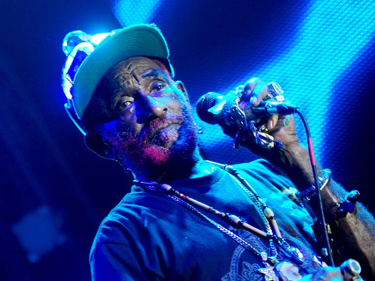 Der jamaikanische Reggae-Musiker und -produzent Lee "Scratch" Perry bei einem Konzert in Moskau am 12. Juni 2013