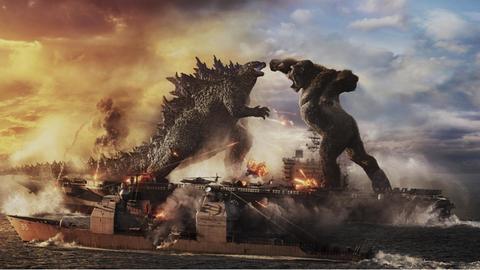 Godzilla und Kong verprügeln sich auf einem großen Militärfrachter
