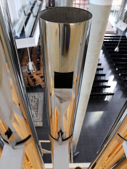 Ein Blick aus dem Orgelinneren in den Kirchenraum