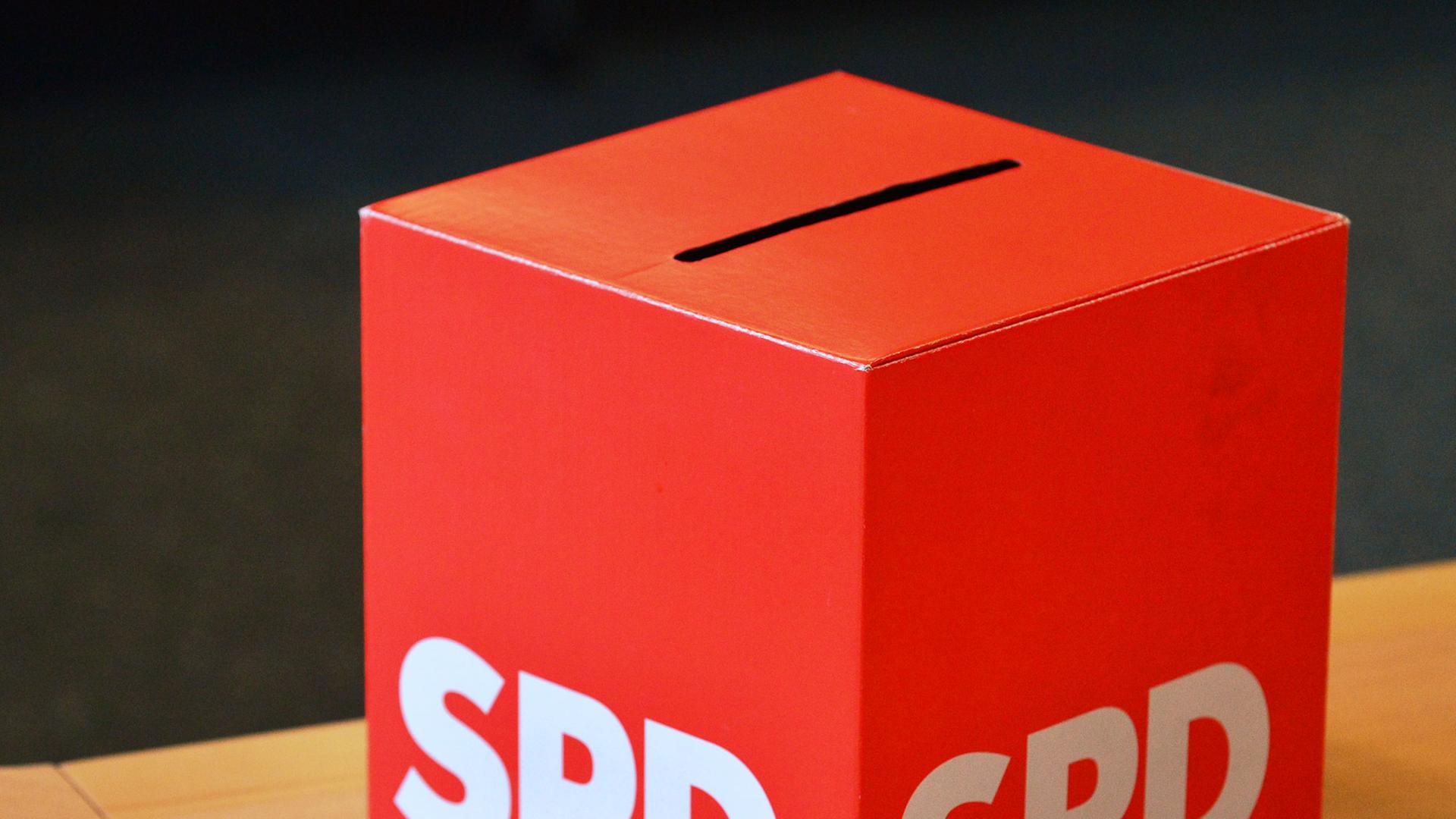 Ein Wahlurne mit der Aufschrift "SPD". Ein Wahlurne mit der Aufschrift "SPD".