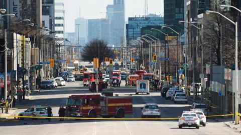 Das Bild zeigt zahlreiche Rettungs- und Feuerwehrwagen nahe der Yonge Street in Toronto.