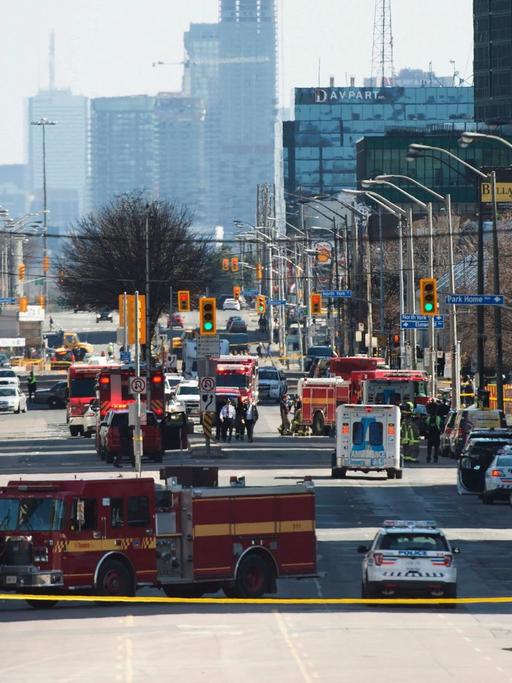 Das Bild zeigt zahlreiche Rettungs- und Feuerwehrwagen nahe der Yonge Street in Toronto.