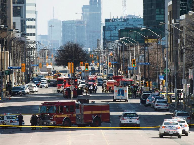 Das Bild zeigt zahlreiche Rettungs- und Feuerwehrwagen nahe der Yonge Street in Toronto.