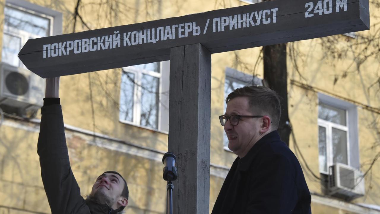 Mitglieder der russischen Menschenrechtsorganisation "Memorial" bei einer Aktion in Moskau im Dezember 2016 Mitglieder der russischen Menschenrechtsorganisation "Memorial" bei einer Aktion in Moskau im Dezember 2016