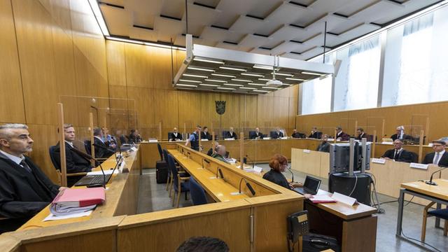 Blick in einen Gerichtssaal in Frankfurt am Main, wo der Prozess gegen die Angeklagten im Mordfall Walter Lübcke verhandelt wird.