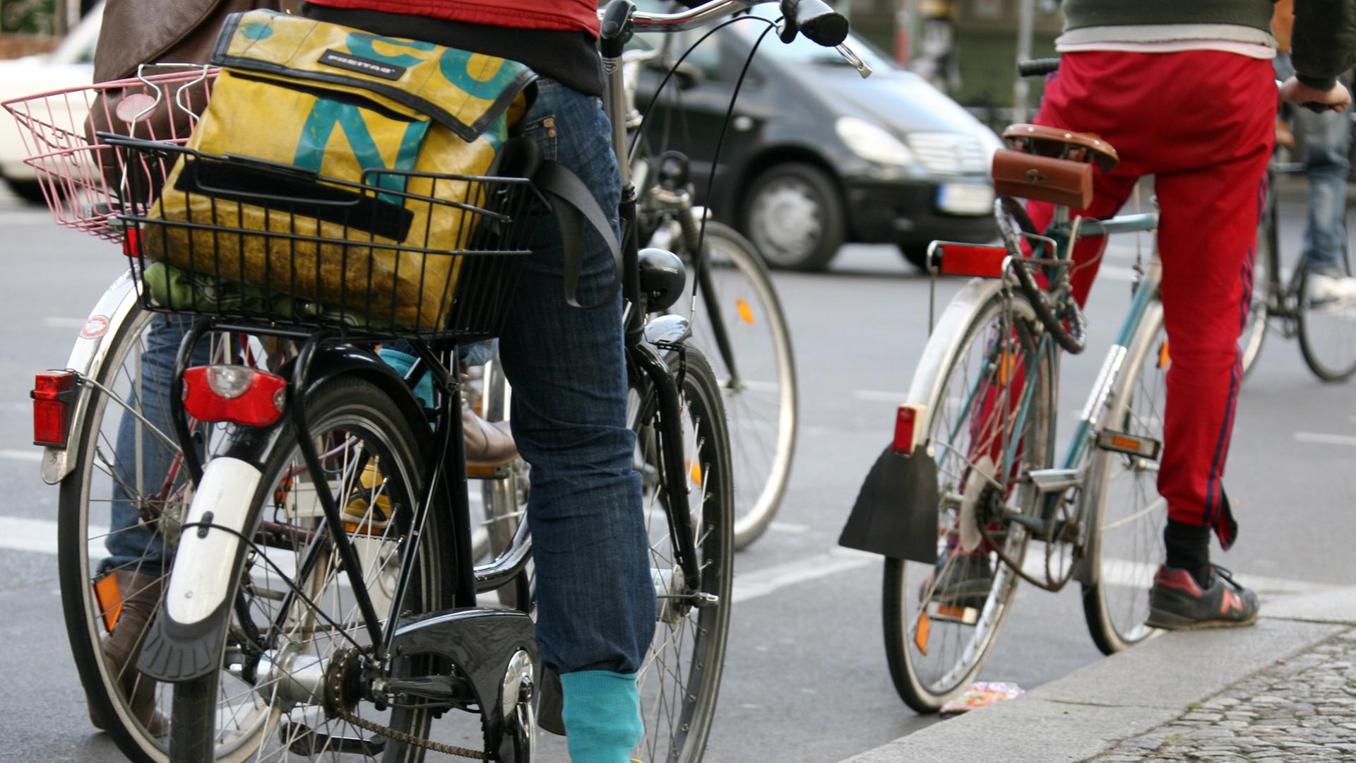 Radfahrer warten an einer Ampel in der Oranienstraße am Görlitzer Bahnhof in Kreuzberg in Berlin. Radfahrer warten an einer Ampel in der Oranienstraße am Görlitzer Bahnhof in Kreuzberg in Berlin.