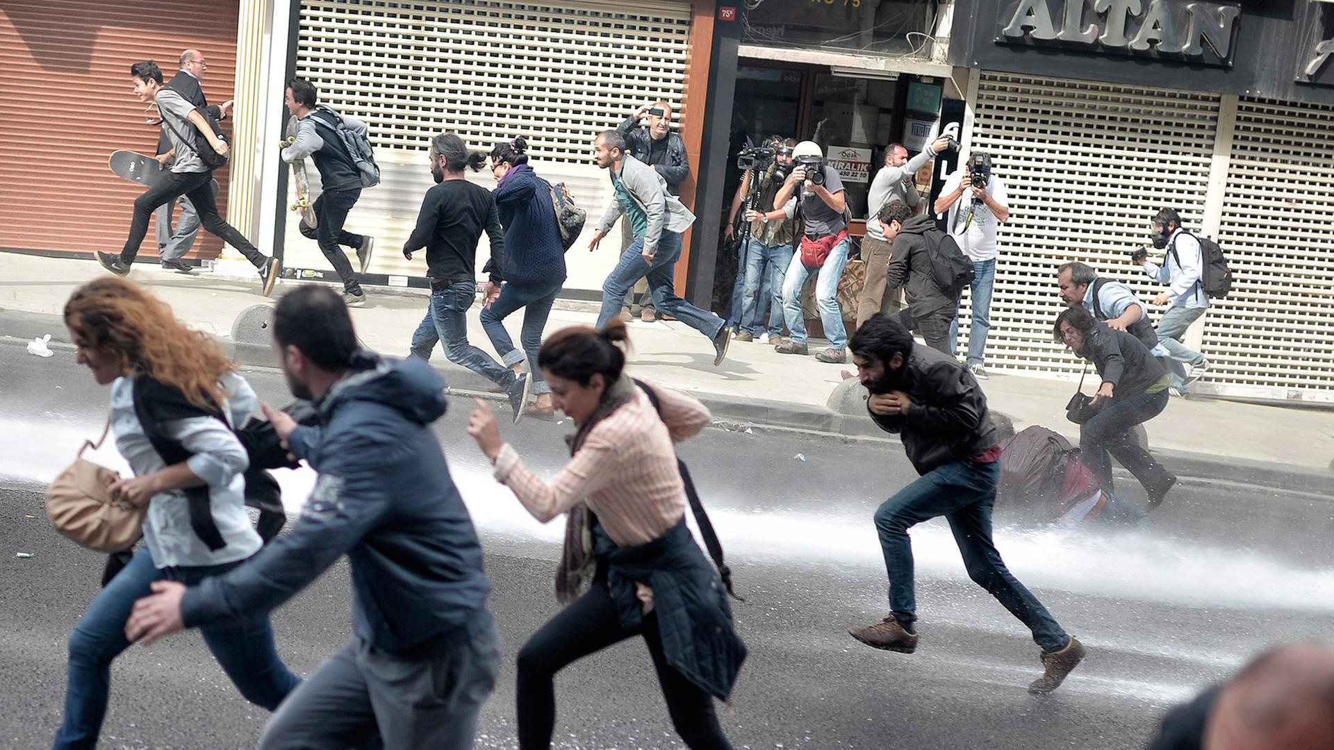 Demonstranten in Istanbul auf der Flucht vor Wasserwerfern der Polizei.
