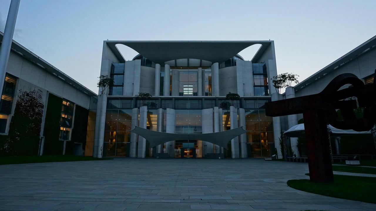 Architektur , SPD , Ausschüsse , Skulptur , Mitte , Attraktion , Staatsvolk , Kultur , Legislative , Denkmalschutz , Stadtkern , Verfassung , Demonstrationen , Kanzleramt , Einigung , Kulturerbe , Pressekonferenz , Hauptstadt , Auseinandersetzung , Sommer , Reiseziel , Angela , Krieg , Haupteingang , Deutschland , Behörden , Stadtansicht , korrupt , Frontal , Demonstration , Kulturstaatsminister , Denkmal , Volksabstimmung , Gesetzgebungsfunktion , Außenansicht , Straßenansicht , Ausschuss , CDU , Koalitionen , Bundeskanzler , Bundestagswahlen , historische , Volk , Politiker , Morgen , Innenhof , Auflösung , Gesetzgebung , Frontansicht , Die Grünen , Ronald Pofalla , Fraktion , Spreebogen , Staatsbürger , Kabinett , Linke , Gebäude , Städtetrip , Intrigen , Zentrum , Institution , deutsches , Skandal , deutscher , Tourismus , Bundeskanzlerin , Sondersitzung , Vertreter , Machtzentrum , Erlass , Waschmaschine , Misstrauensvotum , Reisen , Abgeordnete , Macht , Abend , politisch , Bundesbehörde , Beschluss , Staaten , Abstimmung , Innenpolitik , Fraktionen , Reichstagsgebäude , Reise , Untersuchungsausschuss , Sitzung , Machtzentren , Merkel , Verordnung , Bundeskanzleramt , Legislaturperiode , CSU , Korruption , Neuwahlen , Wahlen , Versammlung , Sonnenaufgang , Städtereise , Bündnis 90 , FDP , reisen , Verfassungsorgan , Koalition , Deutsche , Abenddämmerung , Regierungschef , Landeshauptstadt , Delegationen , Grünen , BKAmt , Sehenswürdigkeit , Verordnungen , Außenpolitik , Wahrzeichen , Mitglieder , Urlaub , Beschlüsse , Axel Schultes , Außen , Behörde , Überhangmandate , Demokratie , Altstadt , Stadtbild , Frieden , Wiederwahl , Intrige , die , Regierungsviertel , BK , System , Staat , Minister , Außenaufnahme , Rücktritt , Krisensitzung , Überhangmandat , MdB , Bundesversammlung , Eingang , oberste , Institutionen , historisch , Grundgesetz , BRD , Politik Architektur , SPD , Ausschüsse , Skulptur , Mitte , Attraktion , Staatsvolk , Kultur , Legislative , Denkmalschutz , Stadtkern , Verfassung , Demonstrationen , Kanzleramt , Einigung , Kulturerbe , Pressekonferenz , Hauptstadt , Auseinandersetzung , Sommer , Reiseziel , Angela , Krieg , Haupteingang , Deutschland , Behörden , Stadtansicht , korrupt , Frontal , Demonstration , Kulturstaatsminister , Denkmal , Volksabstimmung , Gesetzgebungsfunktion , Außenansicht , Straßenansicht , Ausschuss , CDU , Koalitionen , Bundeskanzler , Bundestagswahlen , historische , Volk , Politiker , Morgen , Innenhof , Auflösung , Gesetzgebung , Frontansicht , Die Grünen , Ronald Pofalla , Fraktion , Spreebogen , Staatsbürger , Kabinett , Linke , Gebäude , Städtetrip , Intrigen , Zentrum , Institution , deutsches , Skandal , deutscher , Tourismus , Bundeskanzlerin , Sondersitzung , Vertreter , Machtzentrum , Erlass , Waschmaschine , Misstrauensvotum , Reisen , Abgeordnete , Macht , Abend , politisch , Bundesbehörde , Beschluss , Staaten , Abstimmung , Innenpolitik , Fraktionen , Reichstagsgebäude , Reise , Untersuchungsausschuss , Sitzung , Machtzentren , Merkel , Verordnung , Bundeskanzleramt , Legislaturperiode , CSU , Korruption , Neuwahlen , Wahlen , Versammlung , Sonnenaufgang , Städtereise , Bündnis 90 , FDP , reisen , Verfassungsorgan , Koalition , Deutsche , Abenddämmerung , Regierungschef , Landeshauptstadt , Delegationen , Grünen , BKAmt , Sehenswürdigkeit , Verordnungen , Außenpolitik , Wahrzeichen , Mitglieder , Urlaub , Beschlüsse , Axel Schultes , Außen , Behörde , Überhangmandate , Demokratie , Altstadt , Stadtbild , Frieden , Wiederwahl , Intrige , die , Regierungsviertel , BK , System , Staat , Minister , Außenaufnahme , Rücktritt , Krisensitzung , Überhangmandat , MdB , Bundesversammlung , Eingang , oberste , Institutionen , historisch , Grundgesetz , BRD , Politik