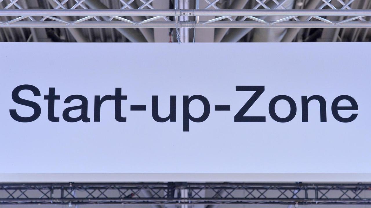 Mit einem Schild wird auf eine Start-Up-Zone in einer Messehalle der Leipziger Messe hingewiesen. Mit einem Schild wird auf eine Start-Up-Zone in einer Messehalle der Leipziger Messe hingewiesen.