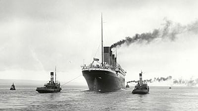 Die Titanic wird zu ihrer Jungfernfahrt im April 1912 aus dem Belfaster Hafen geschleppt Die Titanic wird zu ihrer Jungfernfahrt im April 1912 aus dem Belfaster Hafen geschleppt