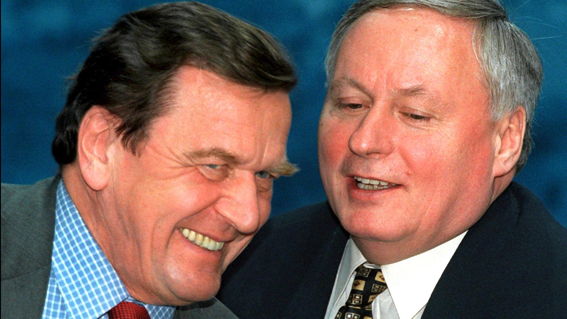 Ein Bild wie aus dem SPD-Familienalbum: Der damalige niedersächsische Ministerpräsident Gerhard Schröder (l.) im Gespräch mit dem SPD-Vorsitzenden Oskar Lafontaine (r.) auf dem Bundesparteitag im Dezember 1997 in Hannover Ein Bild wie aus dem SPD-Familienalbum: Der damalige niedersächsische Ministerpräsident Gerhard Schröder (l.) im Gespräch mit dem SPD-Vorsitzenden Oskar Lafontaine (r.) auf dem Bundesparteitag im Dezember 1997 in Hannover
