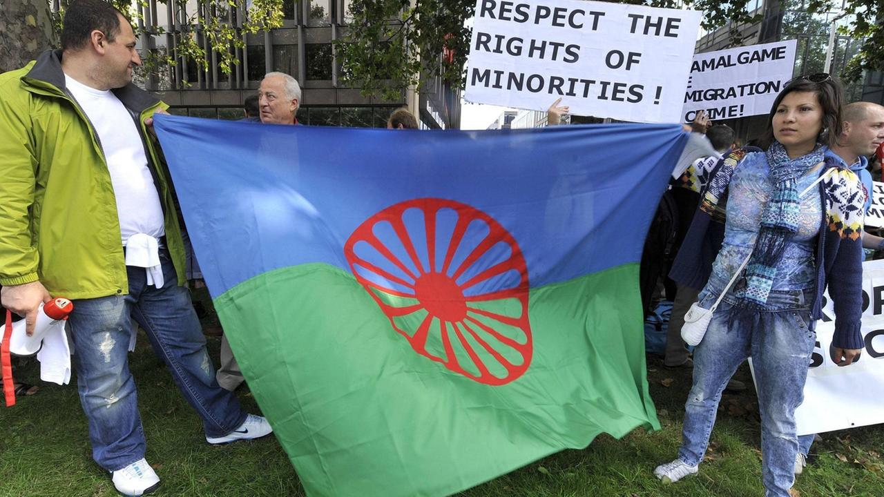 Die Roma-Flagge auf einer Demonstration im Jahr 2010 im belgischen Brüssel Die Roma-Flagge auf einer Demonstration im Jahr 2010 im belgischen Brüssel