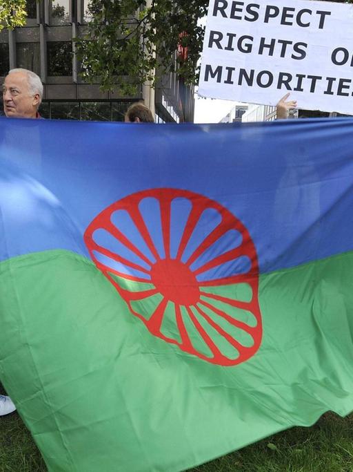Die Roma-Flagge auf einer Demonstration im Jahr 2010 im belgischen Brüssel