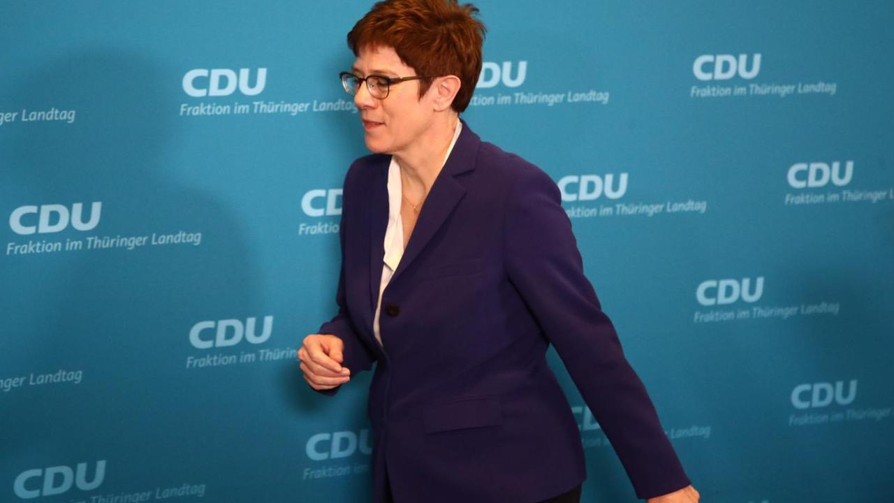 Die CDU-Bundesvorsitzende Kramp-Karrenbauer stellt sich in der Nacht zum 7.2. in Erfurt kurz den Journalisten. Die CDU-Bundesvorsitzende Kramp-Karrenbauer stellt sich in der Nacht zum 7.2. in Erfurt kurz den Journalisten.