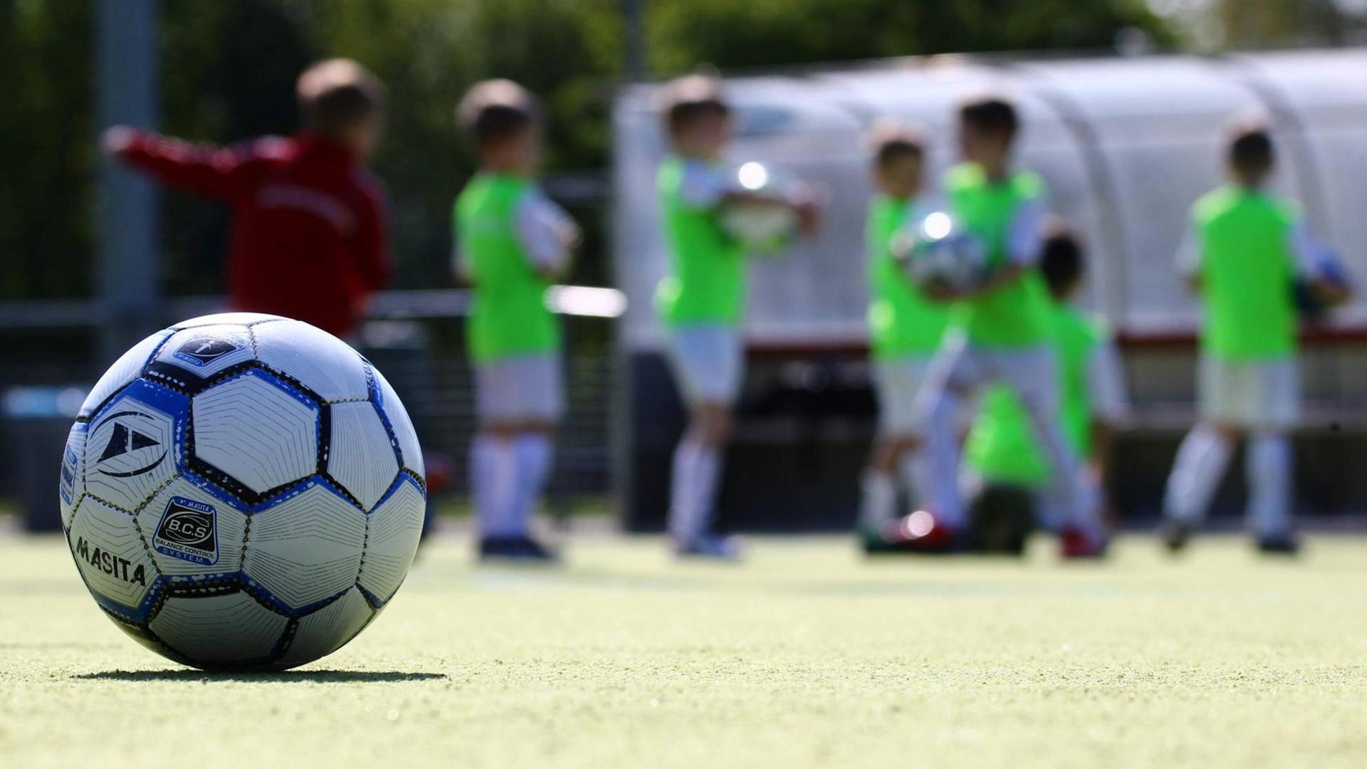 Ball auf dem Kunstrasenplatz während Kinder im Hintergrund während eines Fußball Feriencamps trainieren Themenbild, Symbolbild, Fußballschule, Fußball, Feriencamp, 16.04.19 Gladbach NRW Deutschland *** Ball on the artificial turf court while children train in the background during a football holiday camp Theme picture Symbolic picture Football school Football holiday camp 16 04 19 Gladbach NRW Germany Copyright: xdnet_cdnx Ball auf dem Kunstrasenplatz während Kinder im Hintergrund während eines Fußball Feriencamps trainieren Themenbild, Symbolbild, Fußballschule, Fußball, Feriencamp, 16.04.19 Gladbach NRW Deutschland *** Ball on the artificial turf court while children train in the background during a football holiday camp Theme picture Symbolic picture Football school Football holiday camp 16 04 19 Gladbach NRW Germany Copyright: xdnet_cdnx