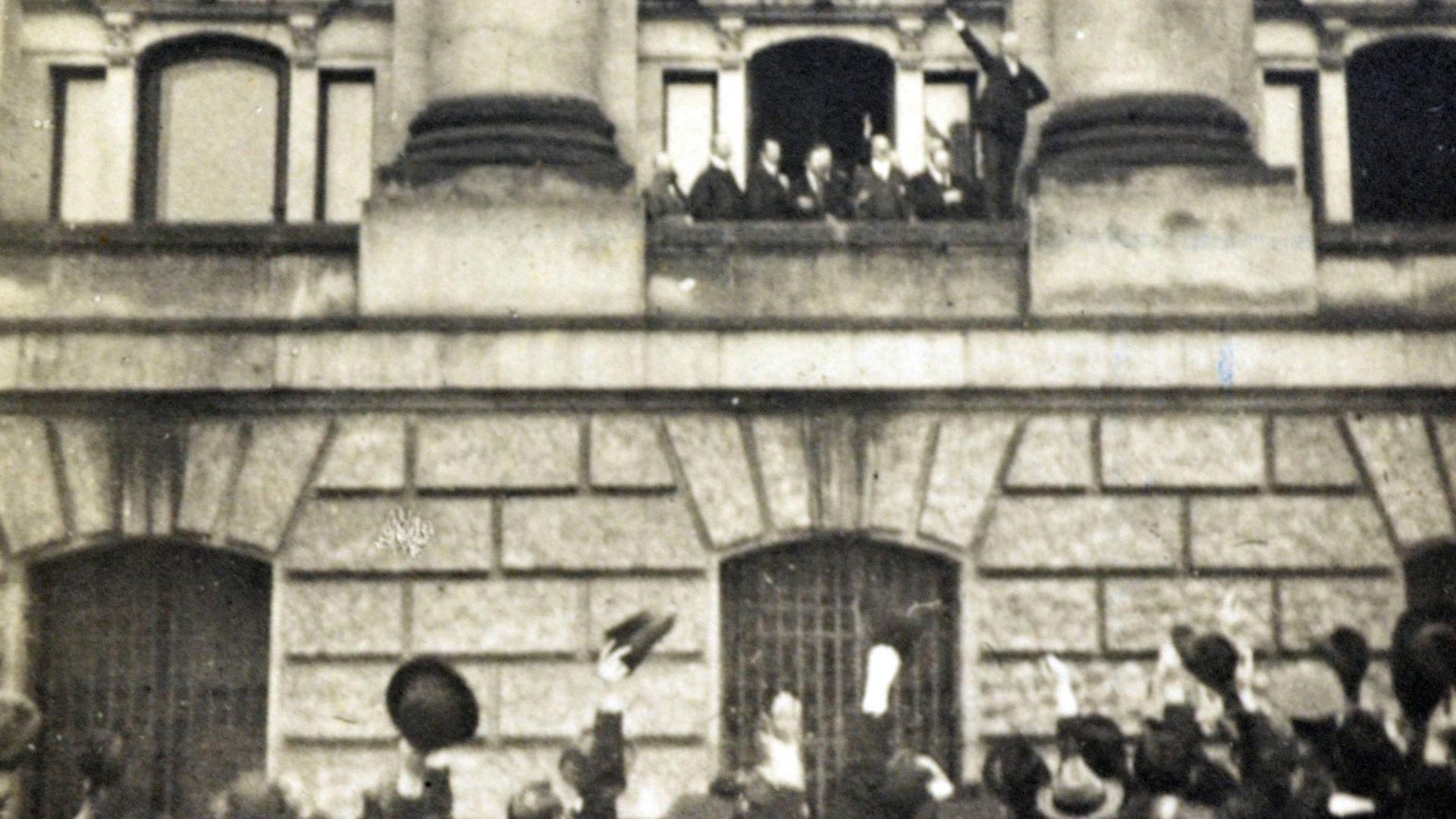 Menschen jubeln vor dem Balkon des Reichstagsgebäudes Menschen jubeln vor dem Balkon des Reichstagsgebäudes