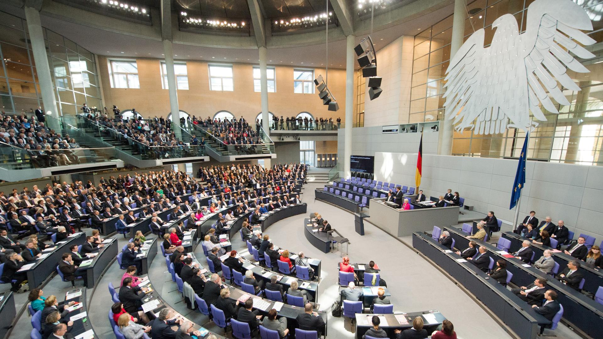 Konstituierende Sitzung des Bundestages im Reichstagsgebäude in Berlin. Bei der Sitzung am 22.10.2013 kommen die Parlamentarier der 18. Legislaturperiode erstmals nach der Bundestagswahl im Plenum zusammen Konstituierende Sitzung des Bundestages im Reichstagsgebäude in Berlin. Bei der Sitzung am 22.10.2013 kommen die Parlamentarier der 18. Legislaturperiode erstmals nach der Bundestagswahl im Plenum zusammen